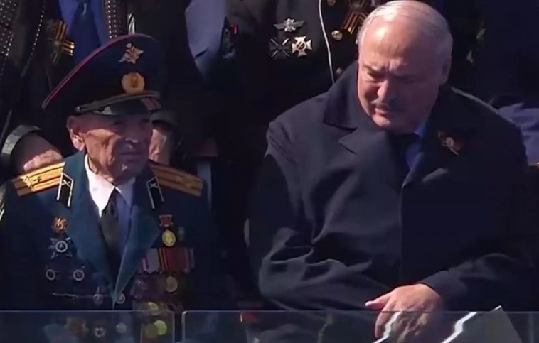 Відвезли просто з Красної площі: Лукашенку стало погано на параді в Москві (відео)