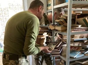 На Донеччині українські захисники врятували 5 тонн книжок зі знищених росіянами бібліотек