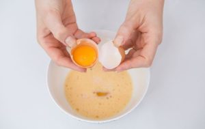 Жовтий чи помаранчевий: від чого залежить колір яєчних жовтків та які корисніші