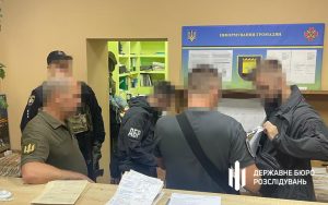 На Донеччині працівники військкомату видавали ухилянтам фіктивні документи для перетину державного кордону