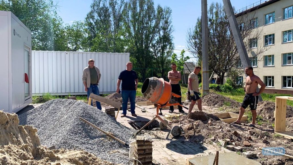 В Ізюмі встановлюють модульний комп’ютерний томограф