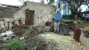 “Тут був шифоньєр, там ще пічка стояла”. 67-річна жителька Богородичного живе в погребі та мріє відбудувати будинок