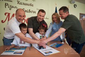 «Діти Перемоги малюють Україну майбутнього»: На Донеччині провели спецпогашення нової марки