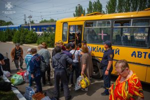 В суботу та неділю цивільні мешканці виїжджали з Донеччини, а раніше евакуйовані родини отримали планшети