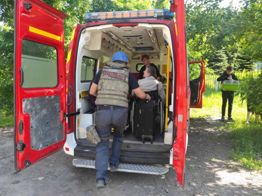 Евакуація рятує! Рятувальники Донеччини щодня ризикують життям, допомагая цивільному населенню евакуюватись з гарячих точок області.