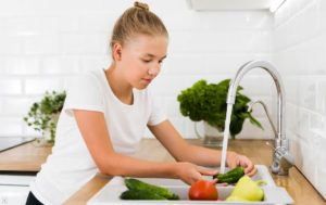 Води замало. Нутриціолог розповіла, як потрібно мити овочі та фрукти
