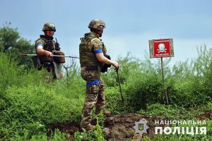 Запрограмовані міни, вибухові пастки, токсичні пари. З чим мають справу вибухотехніки поліції Донеччини