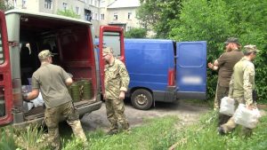 І місцевим, і військовим на передову. Капелани у Слов’янську отримали гуманітарну допомогу від чернігівських волонтерів