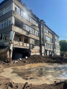 Сьогодні обстріляли центр Слов’янська. Влучили біля Будинку побуту