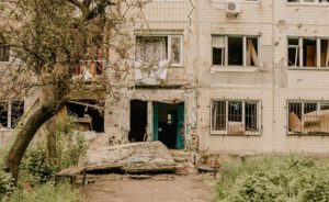 Заплатити 30 тисяч гривень, аби жити під обстрілами: хто такі «Чорні таксисти» та нащо вони завозять сім’ї з дітьми в Авдіївку