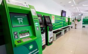 Приватбанк перестав приймати долар та євро у своїх терміналах
