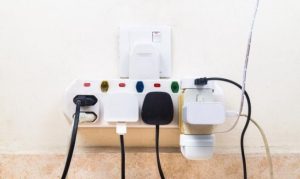 Українцям доведеться терміново економити: енергетики назвали години, коли не можна вмикати електроприлади