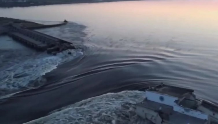 Окупанти підірвали дамбу Каховської ГЕС, почався неконтрольований спуск води