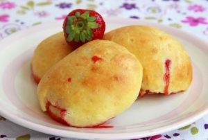 Пишні пиріжки з полуницею: обов’язково приготуйте влітку