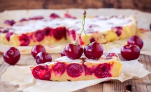 За півгодини і з будь-якими ягодами: універсальний літній пиріг клафуті