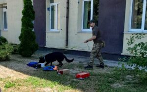 Кінологи поліції Донеччини потішили лиманських школярів