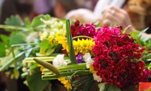 Букет на Трійцю: які квіти освячують у храмі і що вони означають