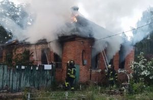 У Слов’янську згорів будинок (фото)