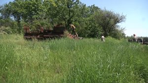 Збирають кістки у згорілому БТРі. Пошуковці з “Плацдарма” працюють поблизу Лимана