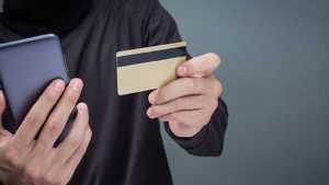 Шахраї зняли гроші з картки жительки Краматорська через підробний “ресурс” “єДопомога”