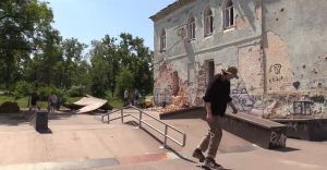 Активісти та молодь Ізюму самостійно прибирають та відновлюють спортивні майданчики (надихаюче відео)