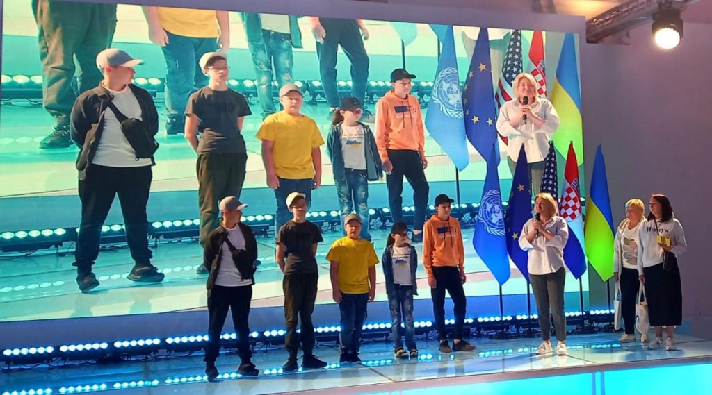 Діти Олександрівського ліцею представили власний проєкт відбудови мостів та дамб за допомогою роботів