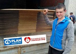 Мешканці деокупованих сіл отримали OSB-плити від благодійників