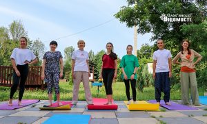 У сквері «Мрія» проходимуть безплатні заняття йогою: кому підходять та як долучитись (фото)