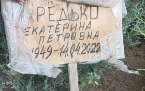 В окупованому Маріуполі досі знаходять стихійні поховання