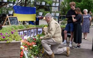 Петро Порошенко відвідав Краматорськ, де поклав квіти на місці загибелі молодих хлопців та дівчат