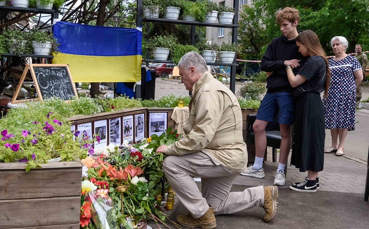Петро Порошенко відвідав Краматорськ, де поклав квіти на місці загибелі молодих хлопців та дівчат