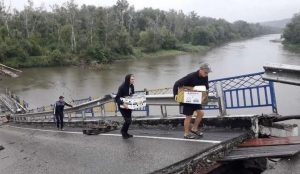 Кожен день через зруйнований міст волонтери доставляють гарачі обіди для мешканців Богородічного