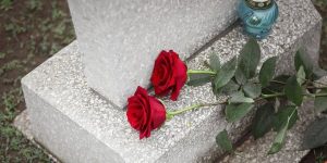 Як отримати допомогу на поховання?