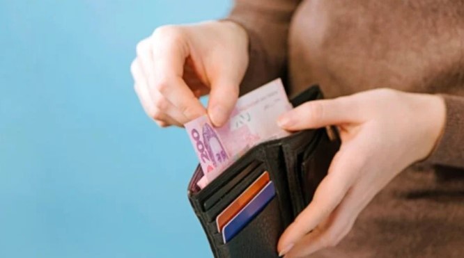 Кабмін продовжив на півроку виплати внутрішнім переселенцям