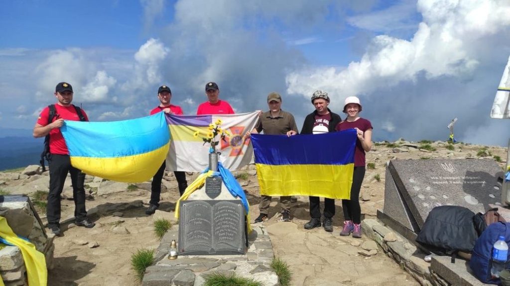 Акція до річниці визволення Краматорська та Слов’янська: активісти зійшли на Говерлу
