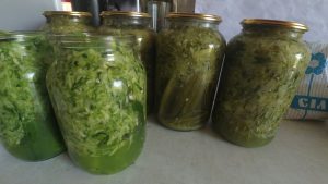 Стоятимуть всю зиму: рецепт хрумких квашених огірків у власному соку