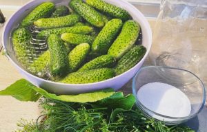 Як закрити хрумкі квашені огірки на зиму: перевірений рецепт на 3-літрову банку