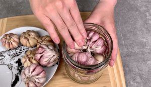 Що робити з часником після викопування, щоб він довго зберігався і не гнив