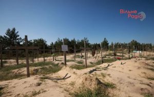 Понівечені обстрілами, свіжі та безіменні могили: фоторепортаж з кладовища у Лимані поблизу лінії фронту