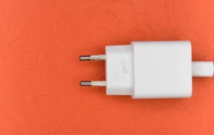 Припиніть це. Три причини, чому не варто залишати зарядний пристрій у розетці