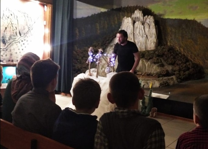 Діти у Святогірську дивились виставу театру маріонеток та вчились кляксографії