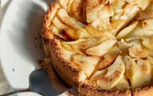 Шарлотка в мультиварці: рецепт приготування покроково