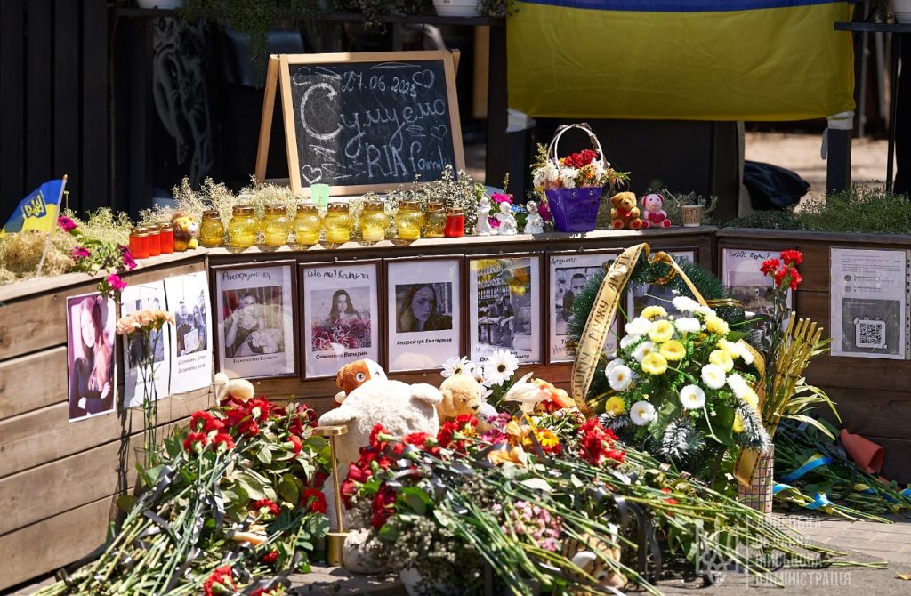 Сьогодні — 9-й день: у Краматорську вшанували пам’ять загиблих працівників і відвідувачів кафе Ria Pizza