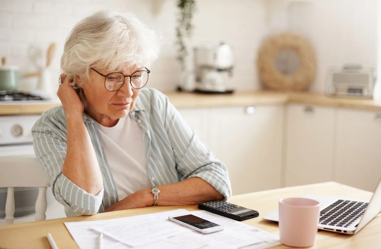 Виїхав за кордон — втратив пенсію: яким пенсіонерам можуть припинити виплату коштів