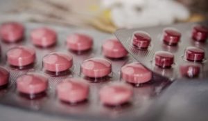 Щоб не вводити в оману покупців: ціни на вивісках українських аптек тепер під забороною