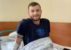 Захисник Бахмута з роздробленою ногою проповз 40 метрів мінним полем у туман та вижив