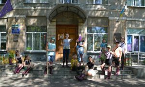 Волонтери ГО «Захисти Україну» передали дітям та вчителям Слов’янська гумові чобітки