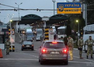 Хто може виїхати за кордон в 2023 році: всі категорії чоловіків і жінок