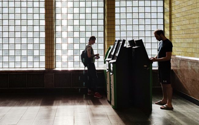 Термінал вимагатиме пароль. Що потрібно знати про нові правила поповнення карток