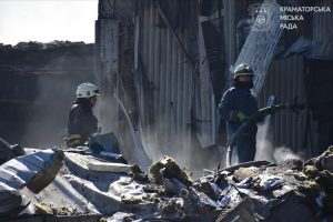 У Краматорську триває розбір завалів знищеної вночі оптової продуктової бази (фото)